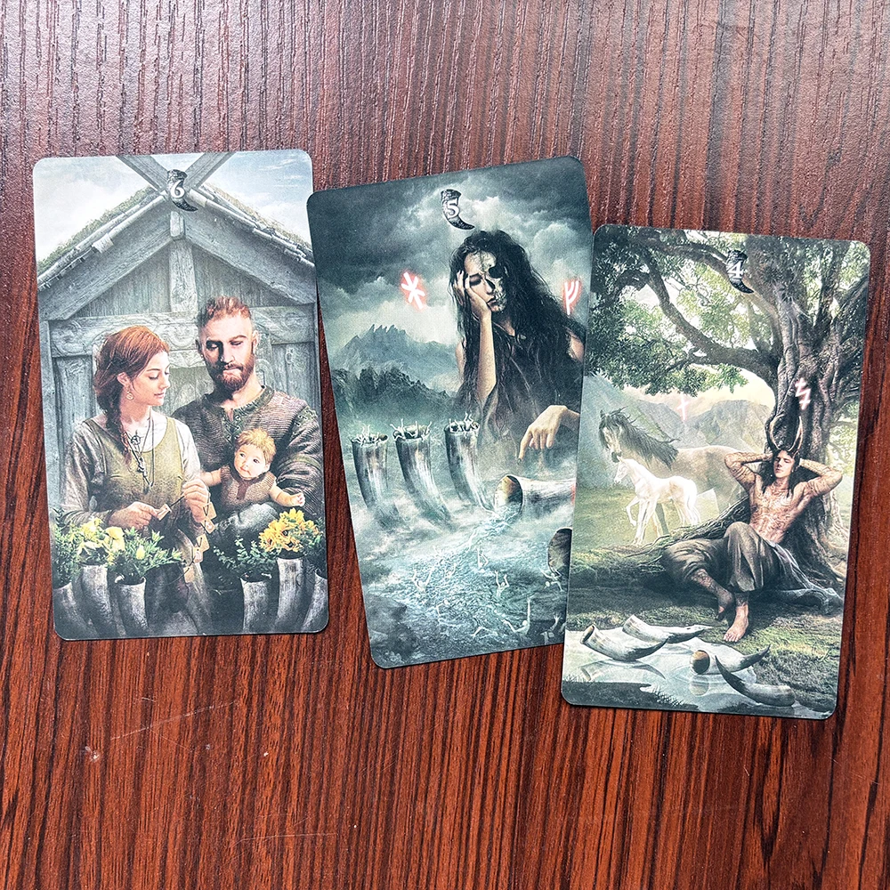 Mazzo di tarocchi rune in russo |   Carte da divinazione della mitologia nordica scura |   Set da 78 carte con guida PDF |   Arte vichinga mistica