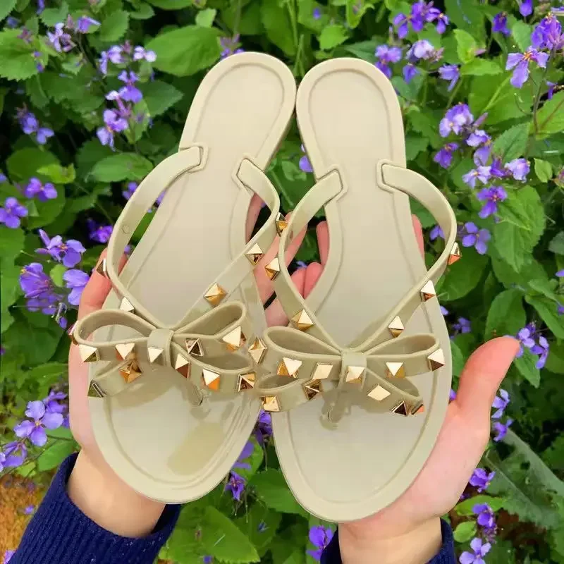 Sandálias planas com rebite para mulheres, chinelos de praia, sapatos de gelatina legal, Big Bow, venda quente, moda verão, tamanho 36-42, 2024