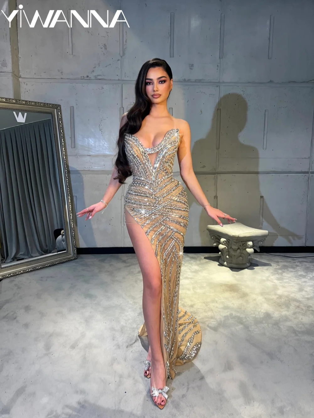 

2026 Новое великолепное вечернее платье с кристаллами, потрясающее свадебное платье с рукавами-перьями, платья для выпускного вечера с иллюзией по индивидуальному заказу и высоким разрезом