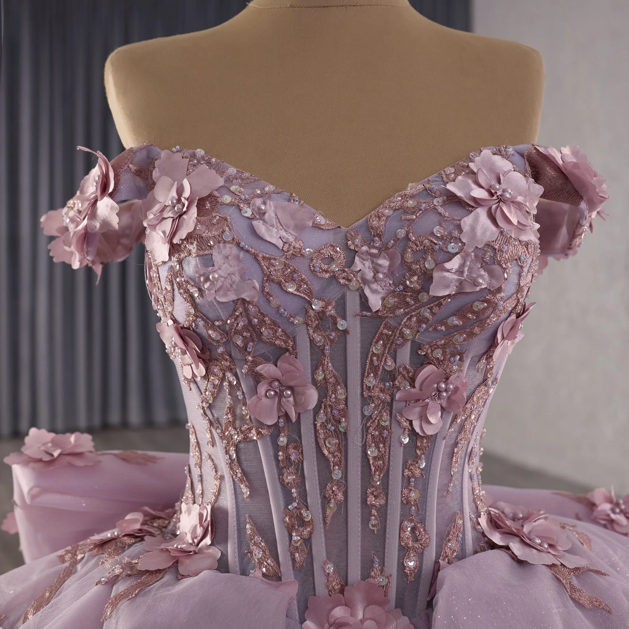 فستان Rosymae أنيق مكشوف الكتفين ماكسي أحمر الخدود Quinceanera مع تنورة مكشكشة بفيونكة خلفية وخصر الباسك وخط عنق على شكل قلب