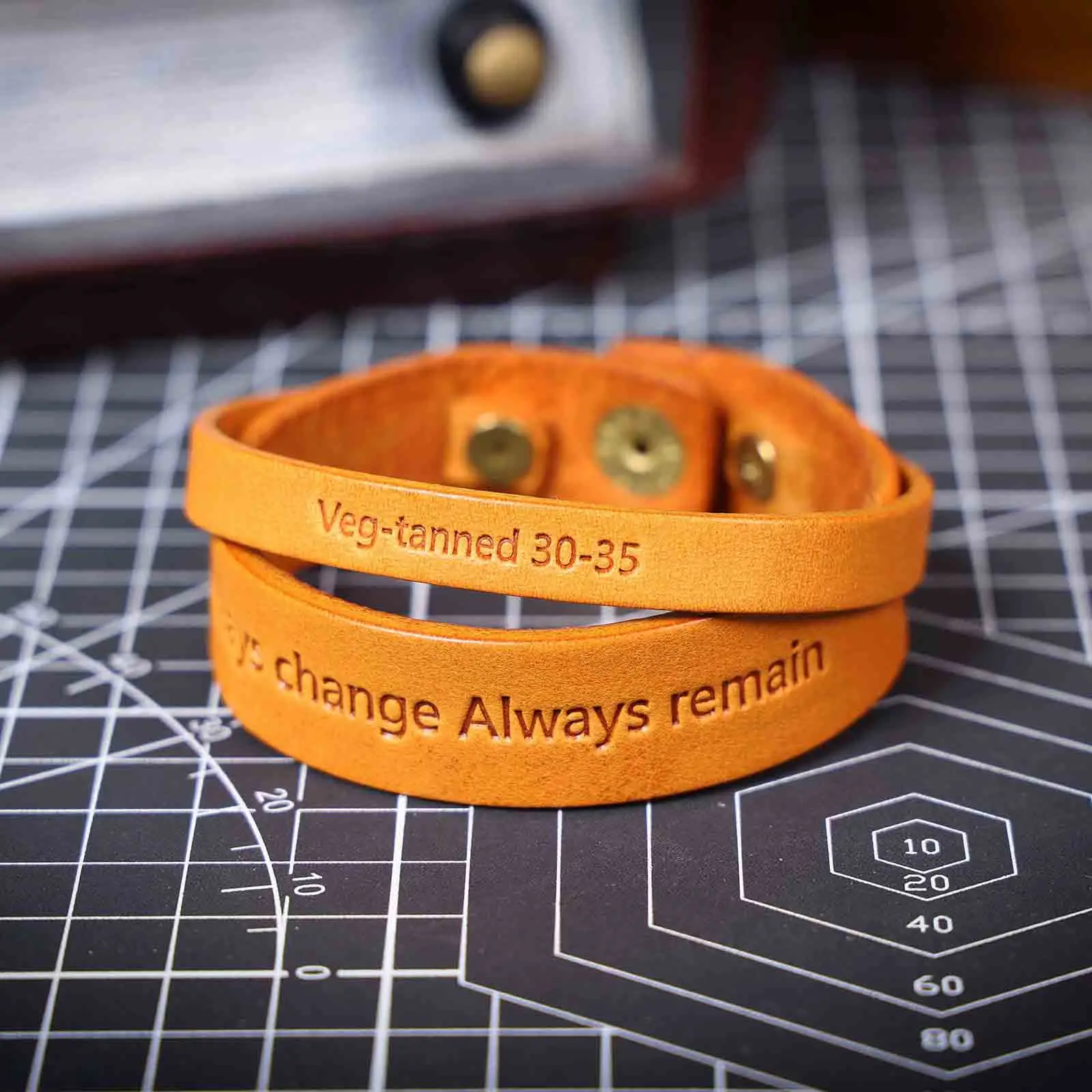 S.WORKER Handgefertigtes Vintage-Armband aus echtem Vollnarbenleder, Vintage-Handgelenkschlaufe für Paare – Detail 6