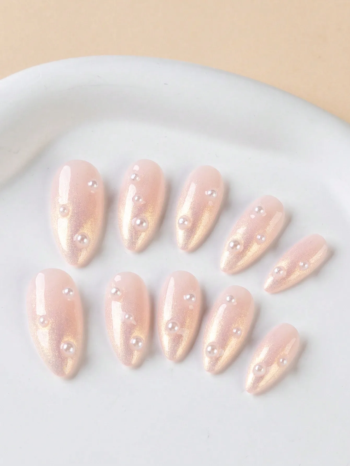 골든 글리터 그라데이션과 입체적인 펄 글리터가 돋보이는 순수 핸드메이드 아몬드 모양 네일 10개, 다에 어울리는