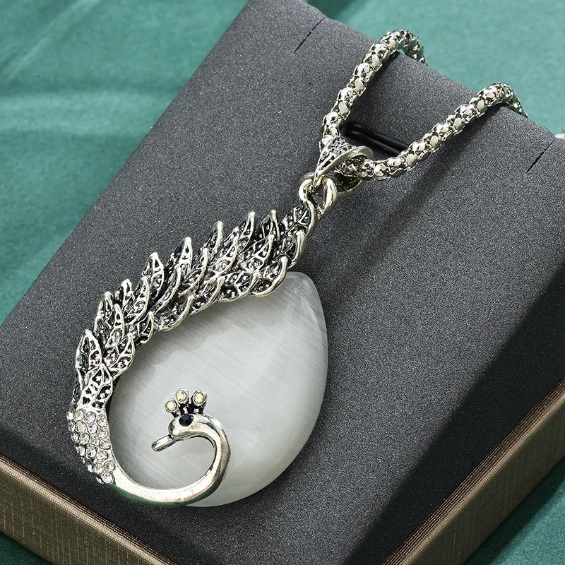 

Brand new autumn and winter sweater chains, women's peacock long necklaces, cat's eye stone pendants and accessories