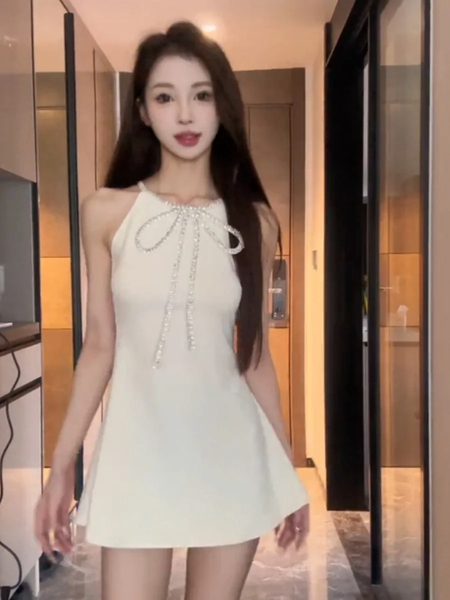 섹시한 여름 신상 다이아몬드 장식 나비 매듭 홀터넥 스트랩 드레스 여성 슬림 A라인 스커트 단색 랩 헤드