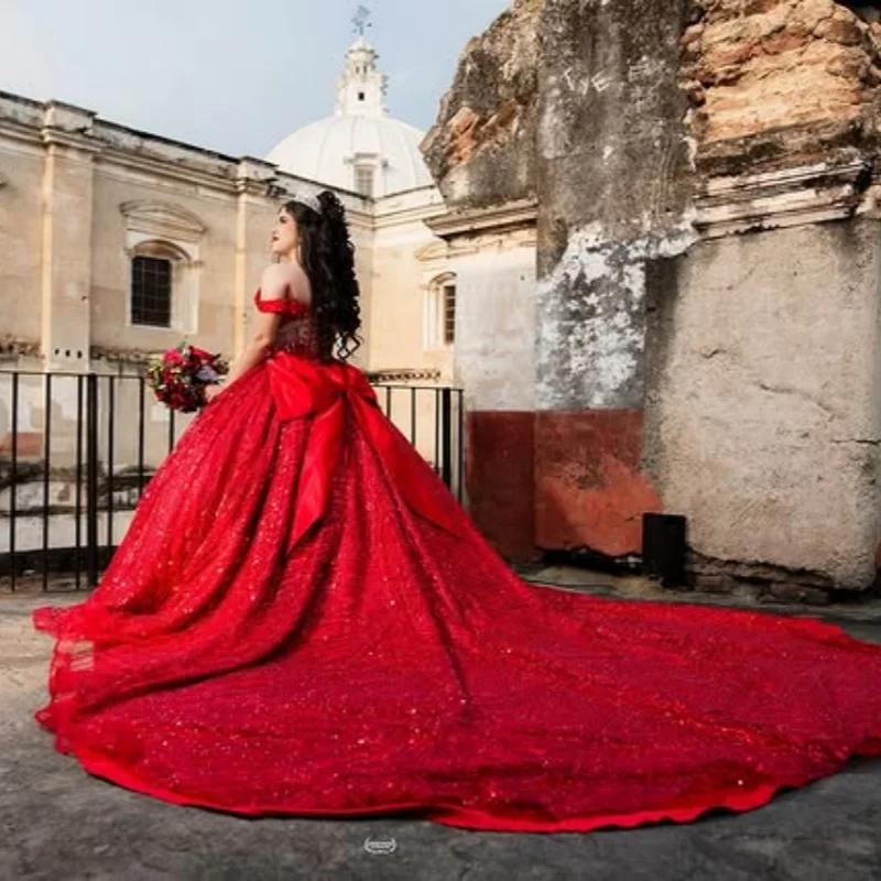 Maßgeschneidertes glänzendes rotes Quinceanera-Kleid, schulterfrei, Spitze, Perlenapplikation, Kristall, langer Schwanz, Schleife, Vestidos de 15 Quinceanera