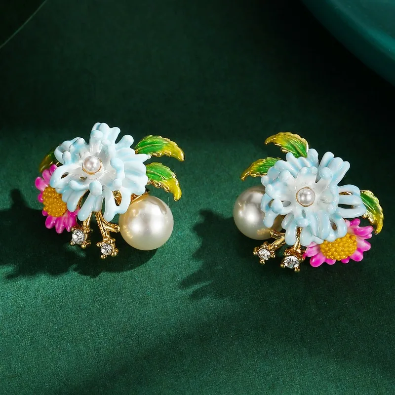 New Arrival Fashion Boho Design Enamel Glaze Two-color Daisy Flower Pearl Green Leaf Stud Earrings for Women High-end Jewelry