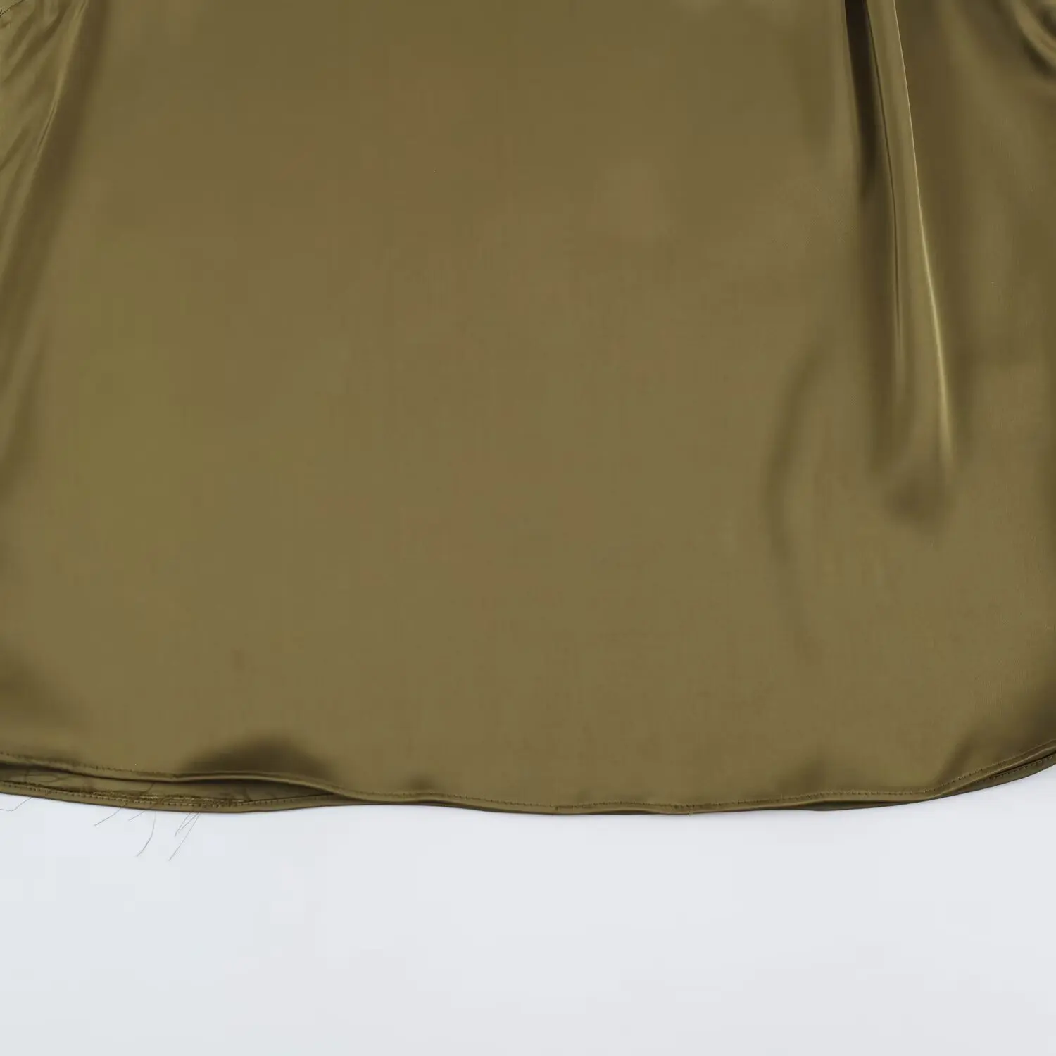 BSAY 2026 Neues Minimalistisches Satin-Zweiteiler-Set mit Drapierter Kragenpartie, Ärmellosem Oberteil mit Schulterknöpfen und Tailliertem Midi-Rock für Damen – Detail 17
