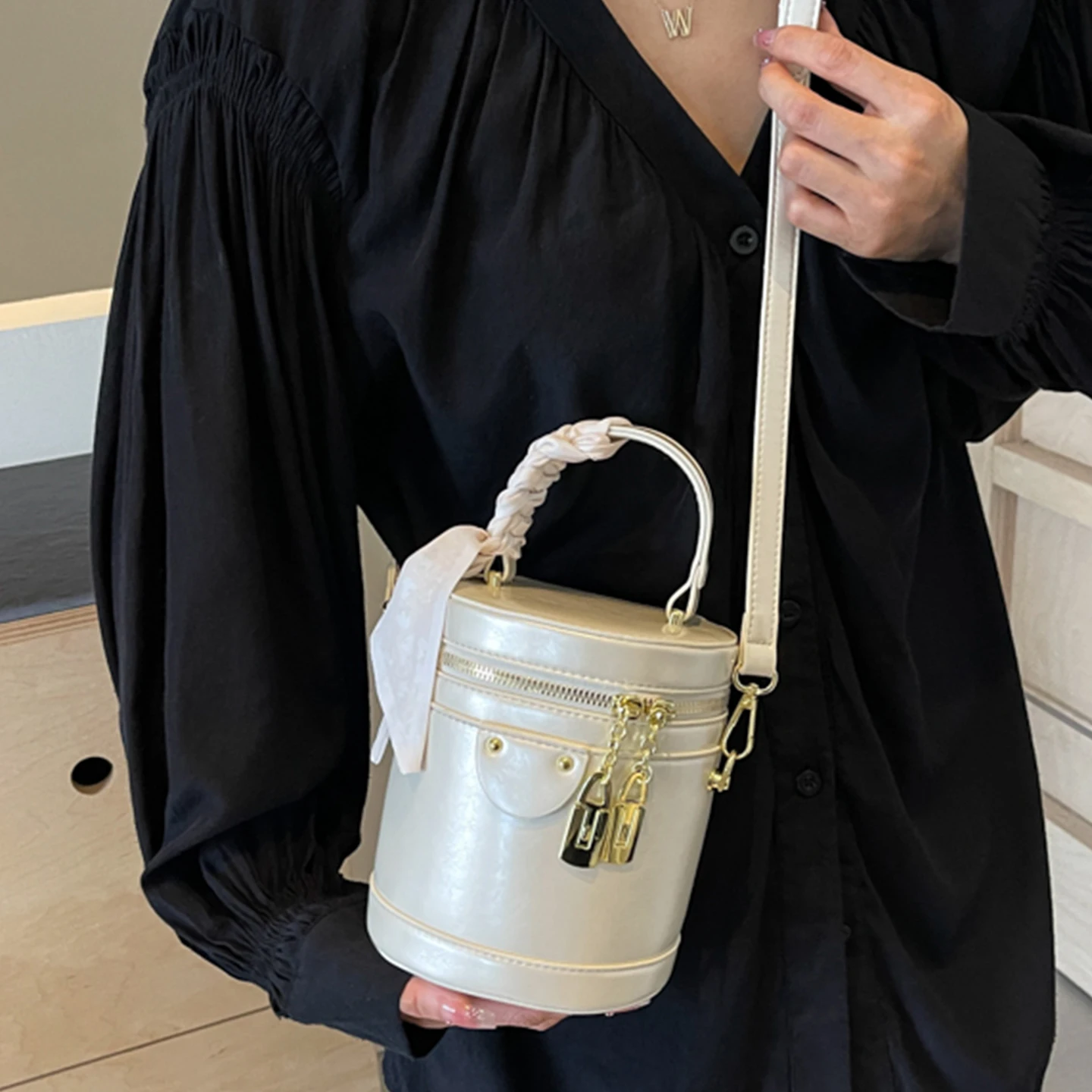 Women Solid Pu Hand… - image