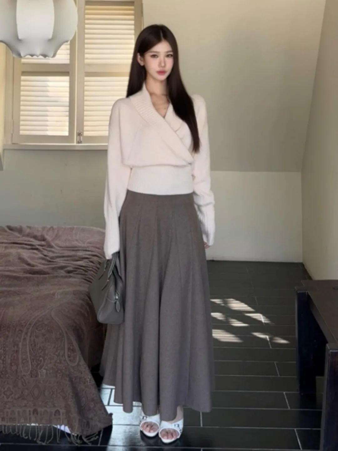 

Элегантный укороченный свитер с V-образным вырезом: уникальный топ для весеннего образа, модный, с эффектом утяжки талии, с длинными рукавами, вязаный.