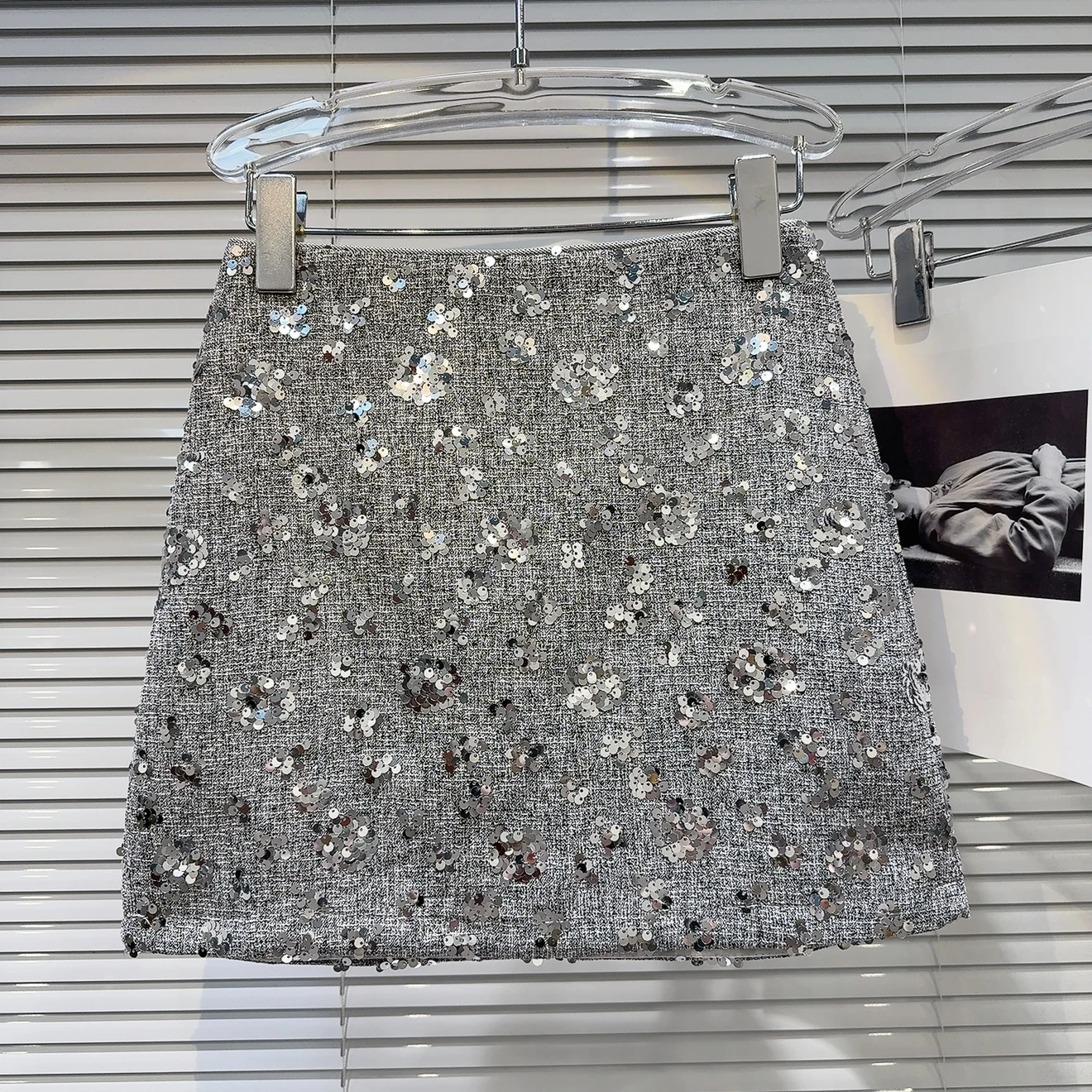 Haftowana spódnica w kształcie litery A z kwiatowym wzorem z koralików, damska, długość do kolan, wiosna 2025, modny trend, spódnice ort, spódnice midi