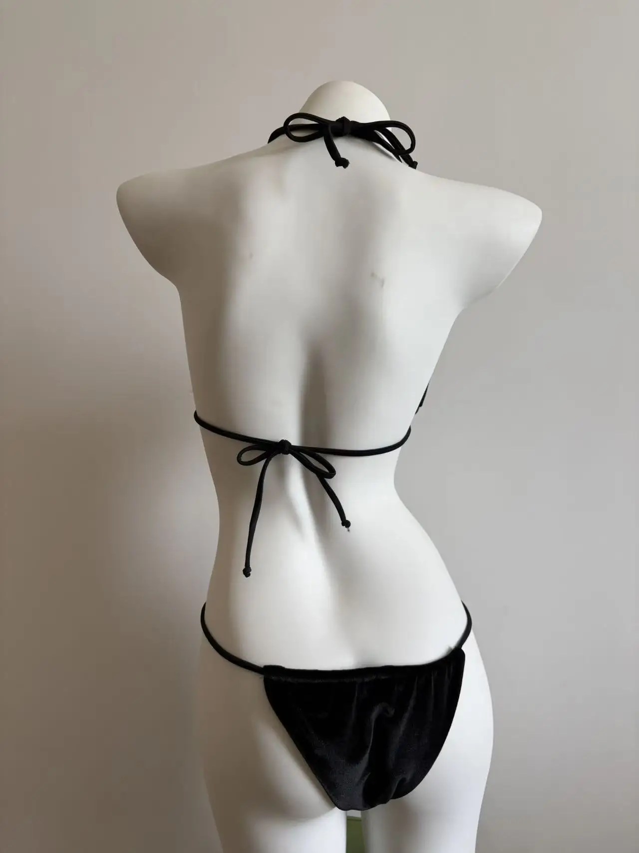 ملابس سباحة مخملية مثيرة للنساء، مجموعة بيكيني صغيرة، بدلة سباحة رفيعة، بدلة استحمام مكونة من قطعتين للسيدات، بيكيني بسلسلة سوداء، 2025