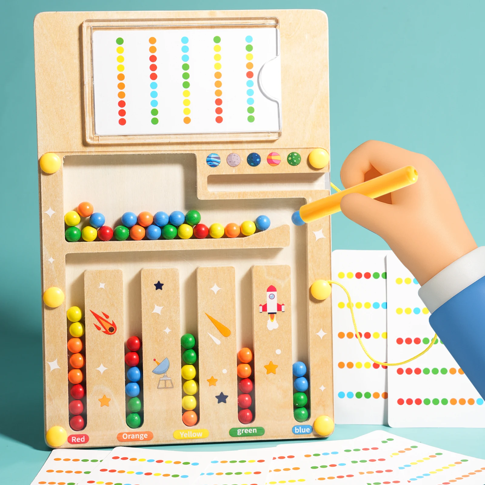 ของเล่นเรียงลูกปัดหลากสี: ฝึกการเรียงด้วยการวางลูกปัดกลับไปในช่องของมัน เด็กๆ พัฒนาทักษะการเคลื่อนไหวที่ละเอียดขณะเล่น