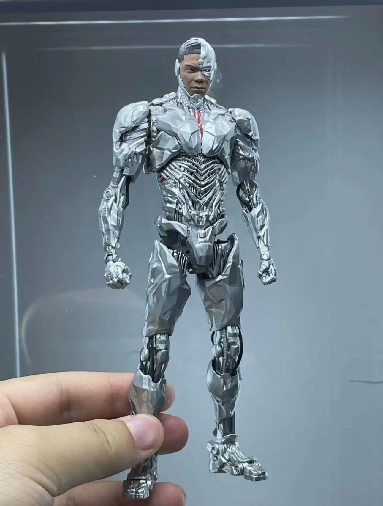 En stock MAFEX Zack Snyder Justice League Cyborg 2.0 Figurine d'action de 6 pouces