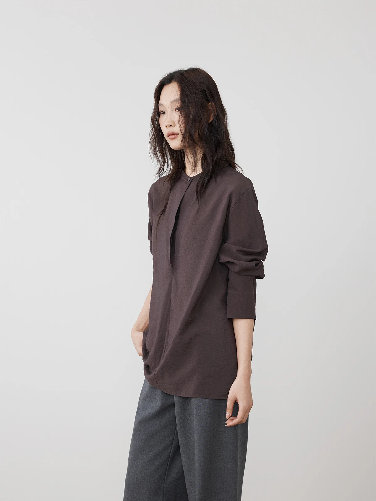 

Шелковая блузка свободного кроя с воротником для женщин: премиум-класс, модный офисный стиль, длинный рукав, дышащая, комфортная, на пуговицах