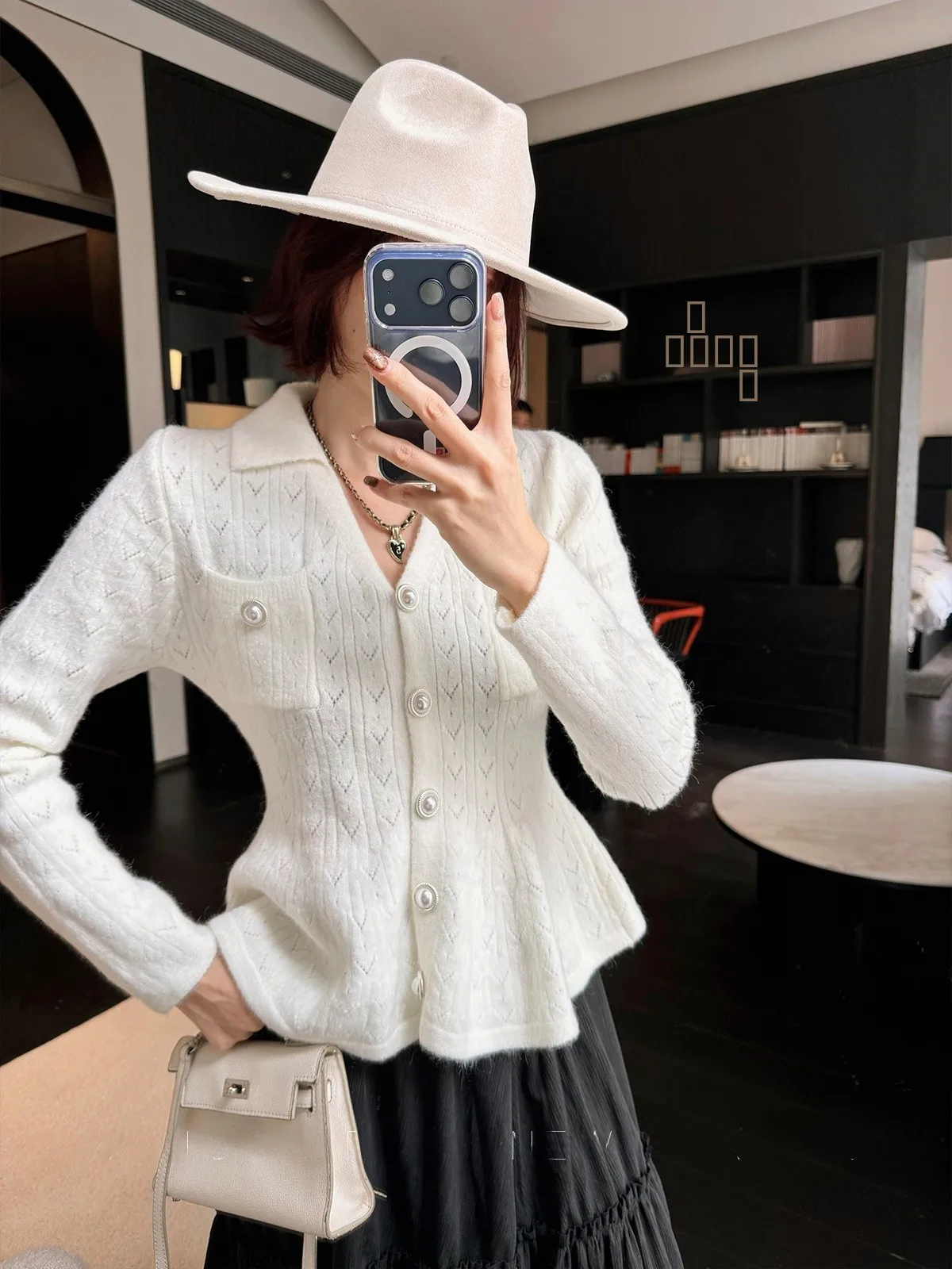 

White Pearl Button V-Ne Thiened Knitted Sweater Cardigan Women's Casual Loose Fit Winter New Sle Faion Ele