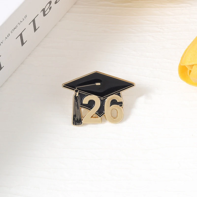 Abschlussfeier 2026 Mortarboard Emaille-Anstecknadel – Absolventenklasse 2026 Metallbrosche für Rucksack und Revers – Schmuckgeschenk für Absolventen und Lehrer – Detail 7