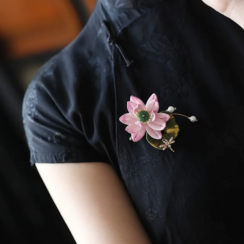 

Handmade Wrapped Lotus Flower Brooch Premium Luxurious Exquisite Stylish Chinese Style Corsage Pin Classical Clothing Accessory