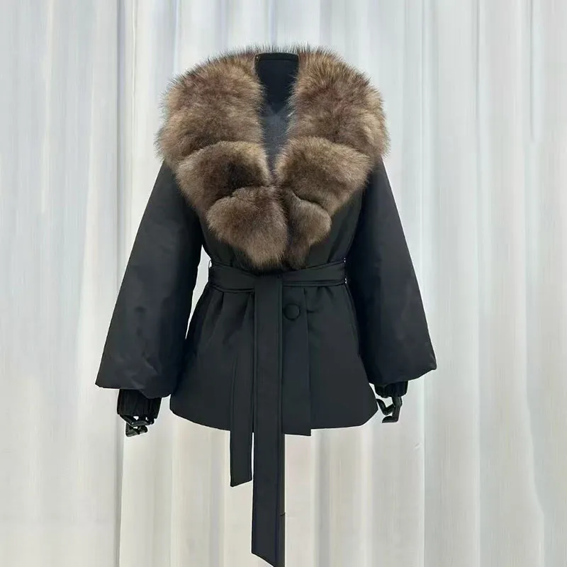سترة شتوية جديدة لعام 2025 بياقة كبيرة من فرو الثعلب للنساء، معطف سميك عصري قصير برباط على الخصر