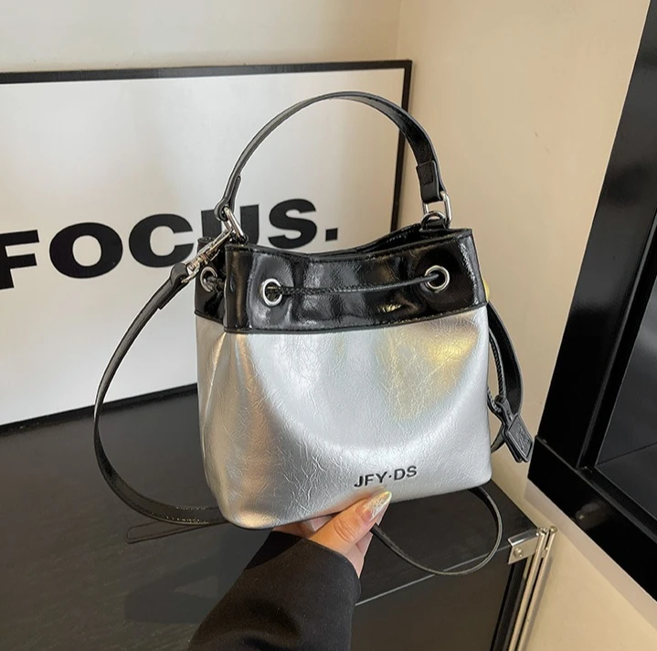 

A Fashionable and High-end Portable Bucket Bag for Women's Winter Niche Design Trend Shoulder Bag 2026 New Simple Women's Bag