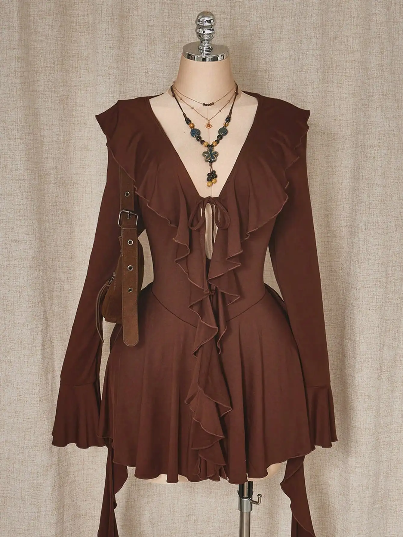 

Коричневое мини-платье с V-образным вырезом, рюшами, завязками спереди и расклешенными рукавами
