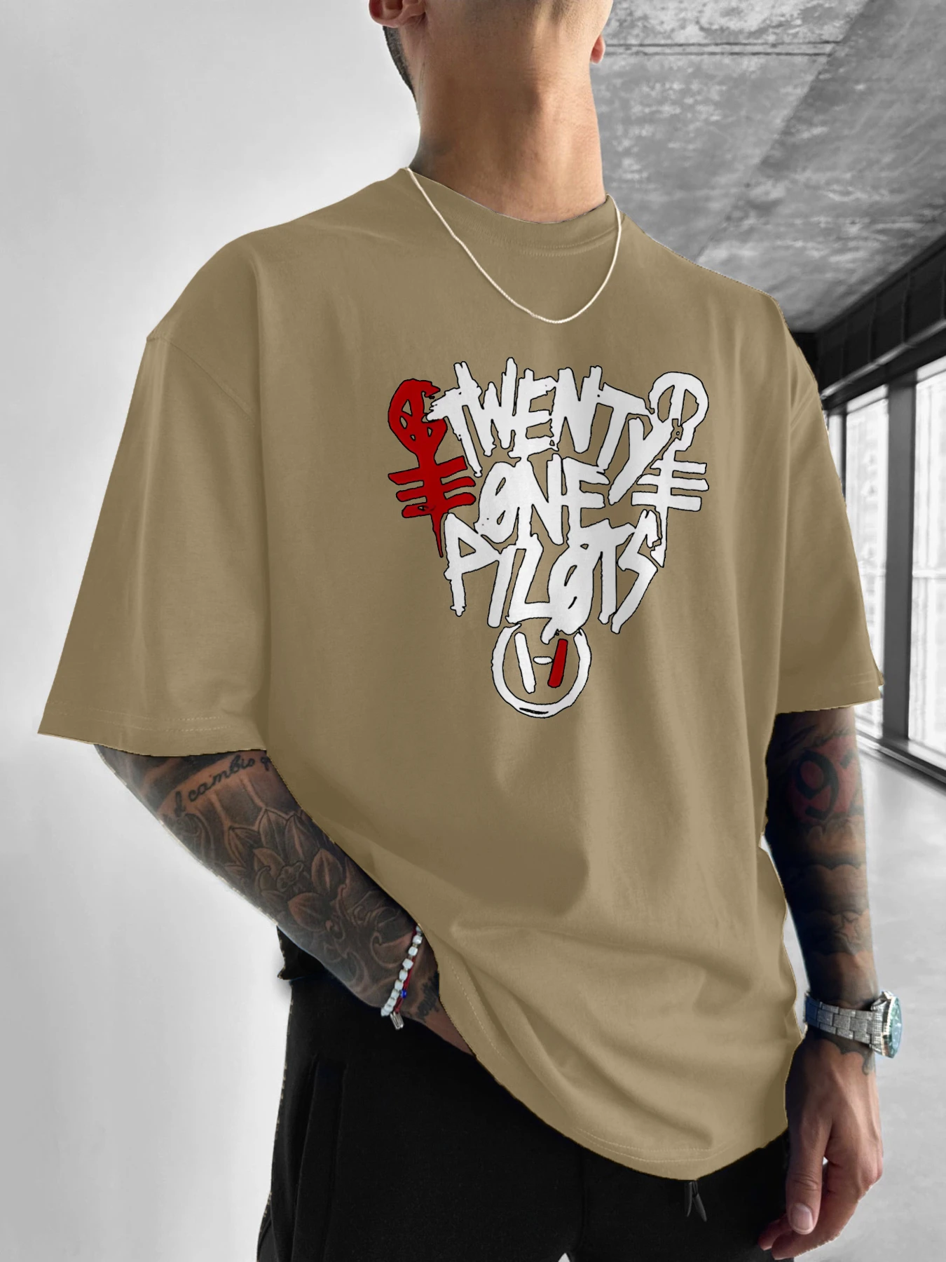 تي شيرت بنمط مطبوع عليه شعار Twenty One Pilots، يجب اقتناؤه لمحبي الموضة والموسيقى العصرية تي شيرت برقبة دائرية وأكمام قصيرة