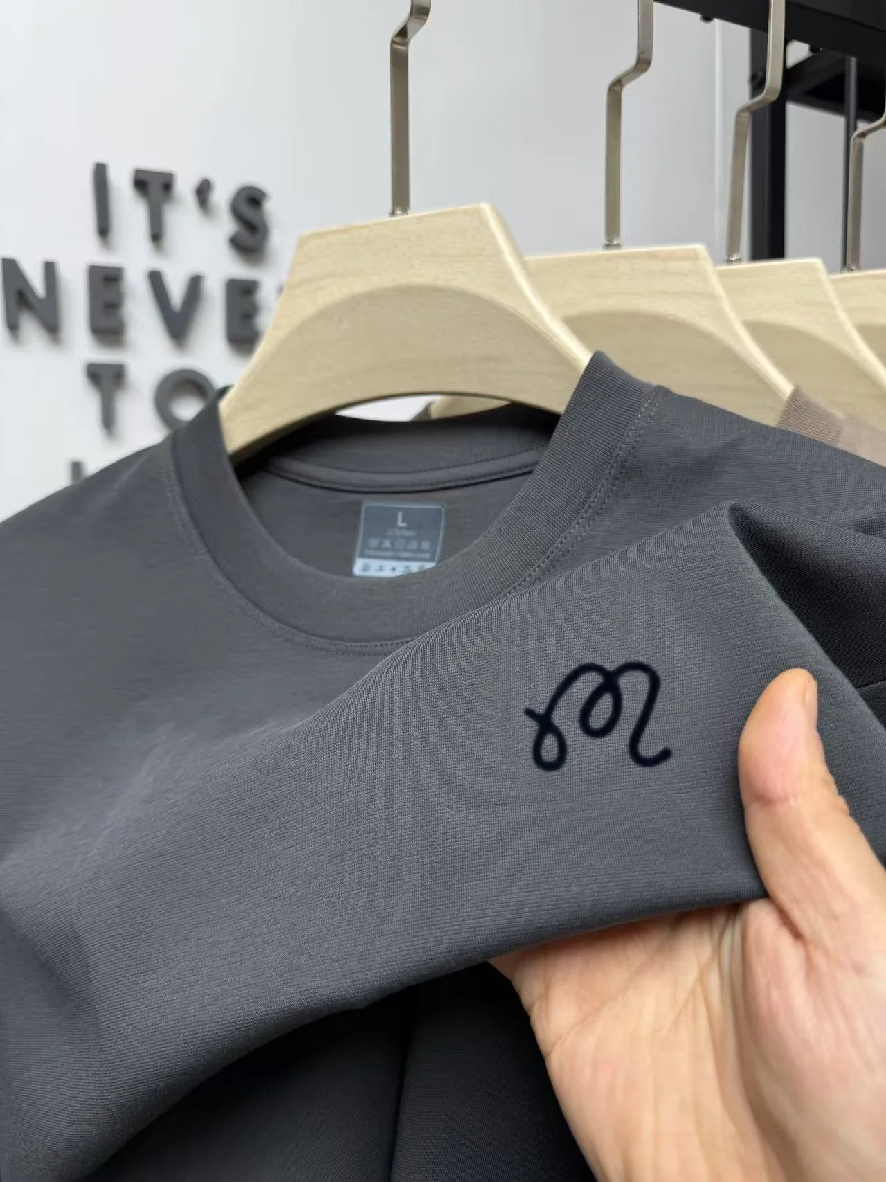 Fashionable men summer new comfortable breathabl T-shirt hot selling brand exquisite letter embroidery casual short sleeve shirt