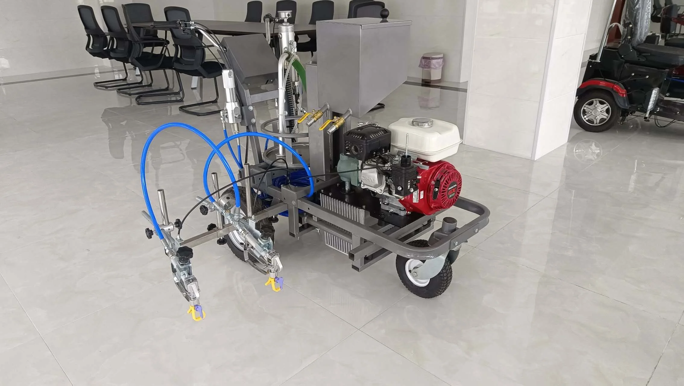 Nuova macchina automatica per la marcatura stradale fredda con supporto per perline sciolte in vetro con pompa e motore per una efficiente marcatura di linee di verniciatura