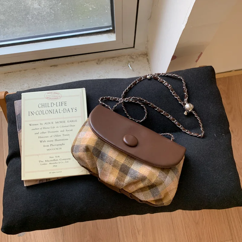 High-end light luxury niche design chain bag2025New Autumn and Winter Super Hot Fashion Single Shoulder Saddle Bag Crossbody Bag