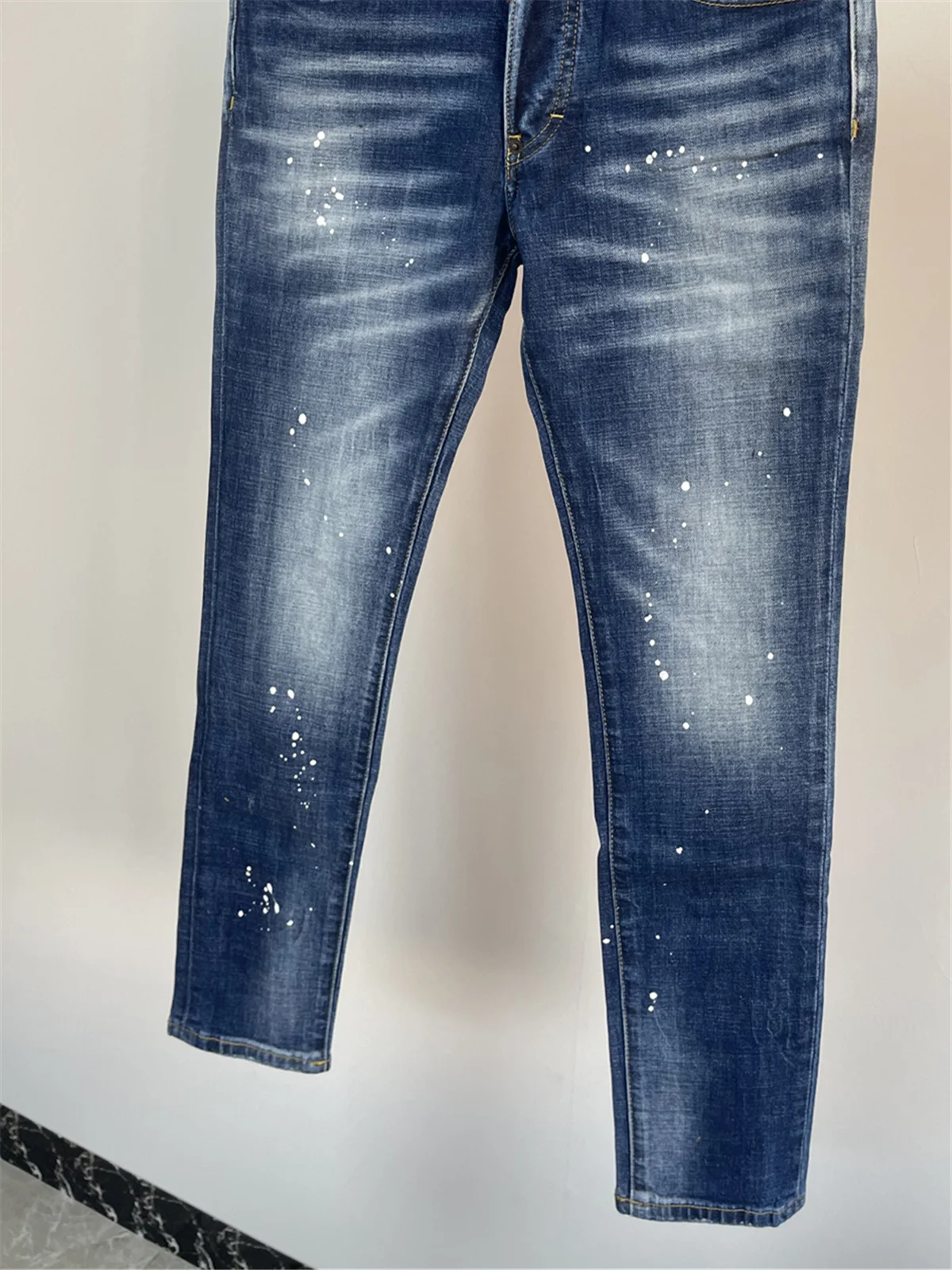 Otoño 2025 nuevo D2 Jeans hombres de moda agujero de molienda parche cremallera decoración Slim-fit pequeño recto azul