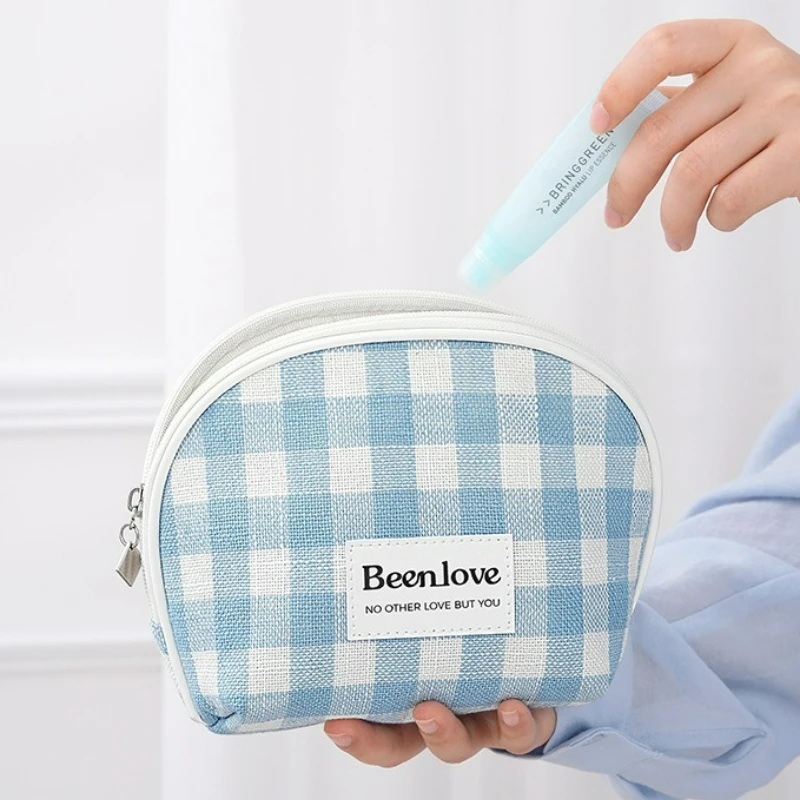 One new model hand-held toiletry bag, a portable lipstick and skincare product storage bag