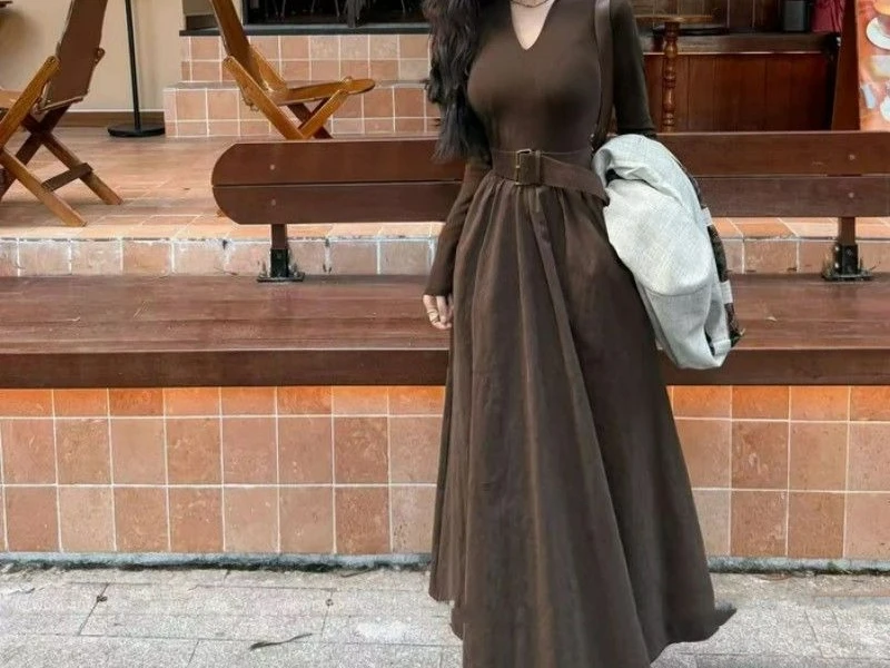 2025 Autumn New Fashionable Retro V-neck Solid Color Long Sleeved Dress with Feminine Temperament A-line Skirt
