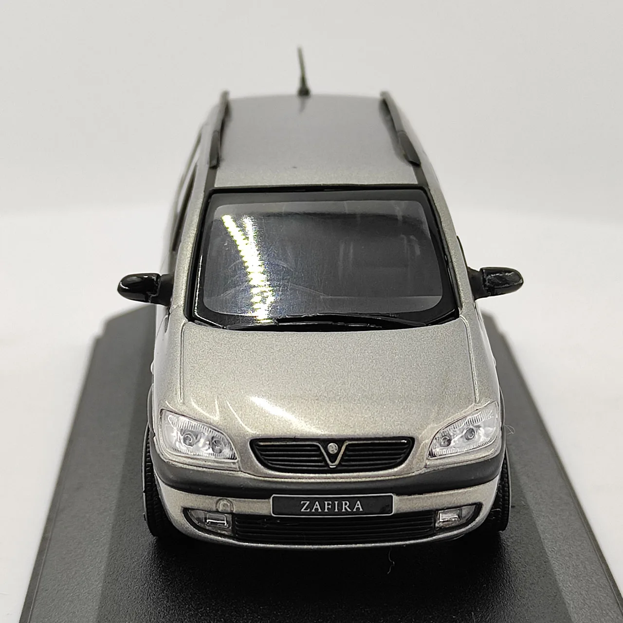 Caja agrietada Diecast escala 1:43 ZAFIRA Van Transporter coche en miniatura de aleación juguete coleccionable regalo adorno de exhibición de recuerdo