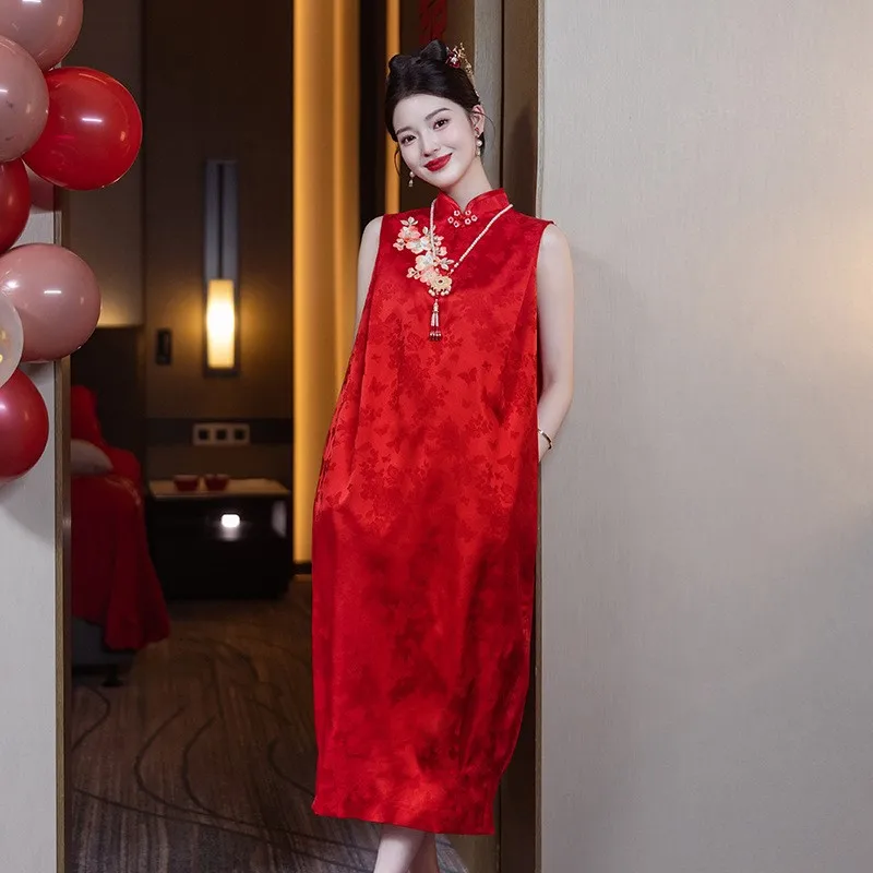 A new style of Chinese sleeveless cheongsam dress with improvement toasting morning