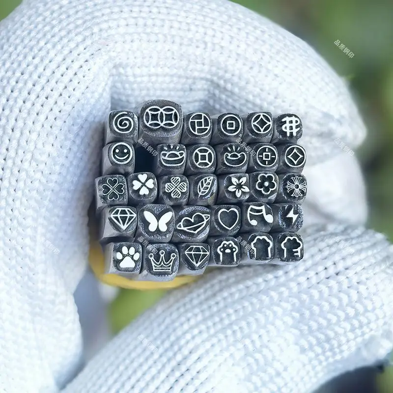 Timbres à bijoux, inscriptions de bon augure, timbres en acier, bracelets en or et en argent, moules de cisage, outils de travail de l'or