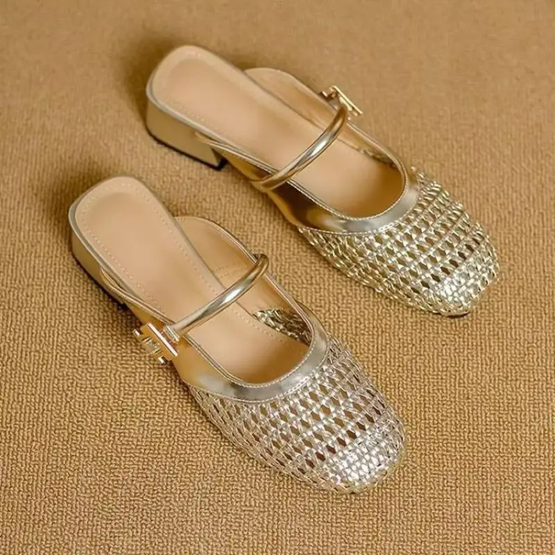 Damen-Mules mit Mesh-Ausschnitt und geschlossener Zehenpartie, Sommer-Sandalen mit mittelhohem Absatz, atmungsaktiv, zum Hineinschlüpfen, mit gewebten Riemen.