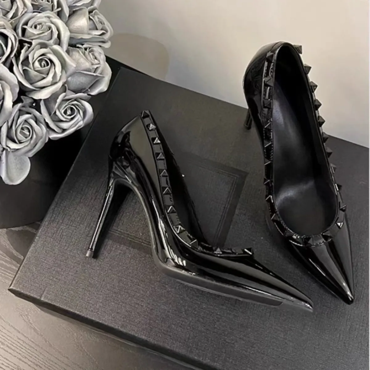 

Черные женские туфли на высоком каблуке 2024 года, новые, универсальные, с острым носком, на тонком каблуке, элегантные, профессиональные, из лакированной кожи, без застежек