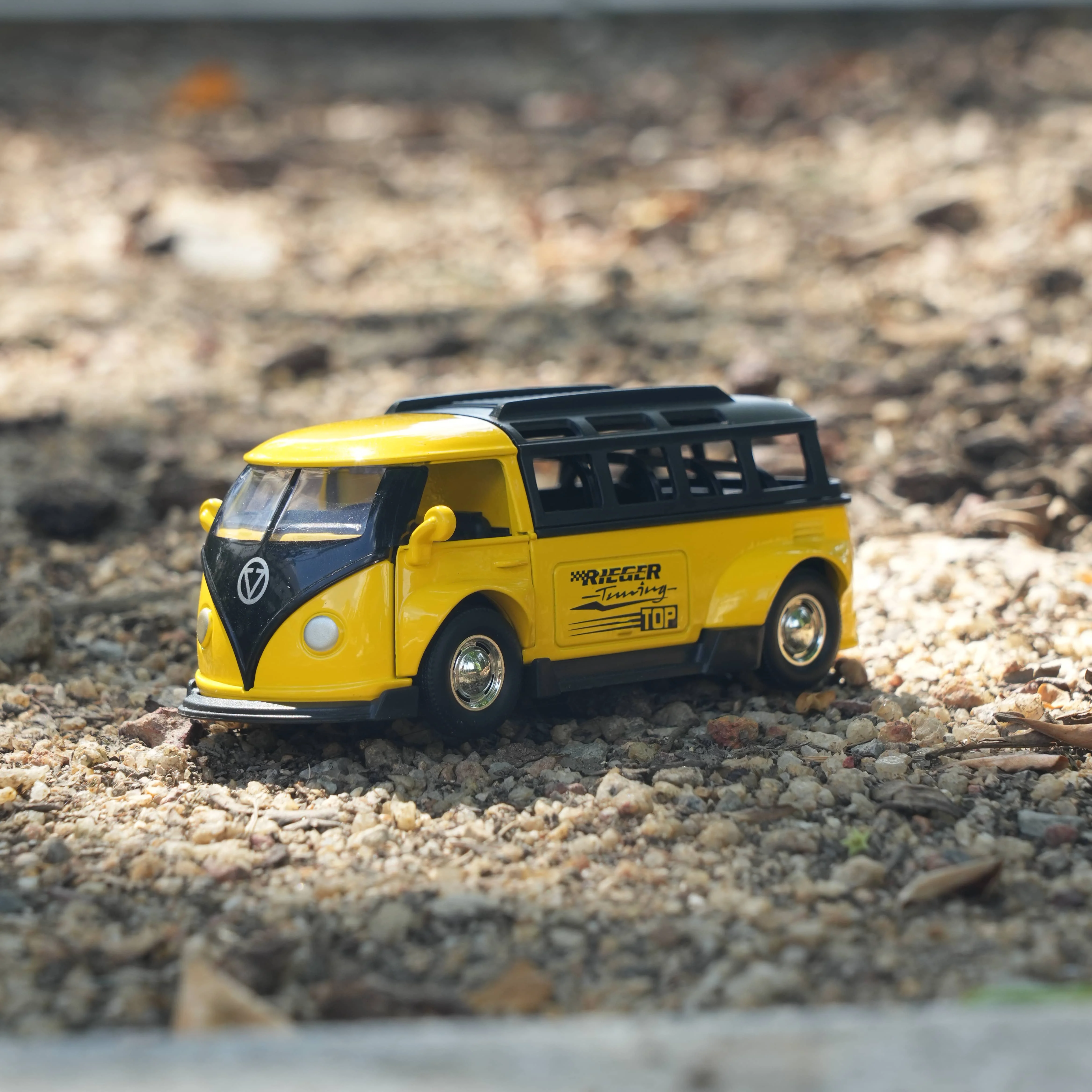 Modelo de carro de simulação em escala 1:36 - ônibus retrô pull-back de liga amarela/azul/verde com portas aberturas e compartimentos removíveis