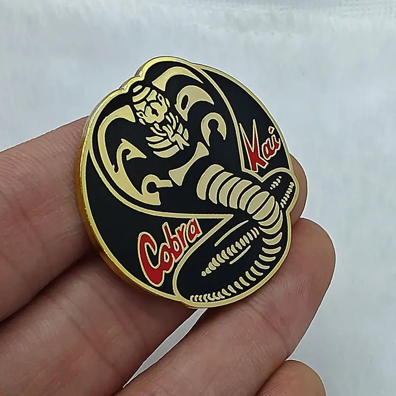 الكاراتيه كوبرا كاي ثعبان المينا دبابيس أنيمي ثعبان شارة التلبيب لحقائب الظهر اكسسوارات ل مجوهرات الأزياء دبابيس المشجعين الهدايا #3