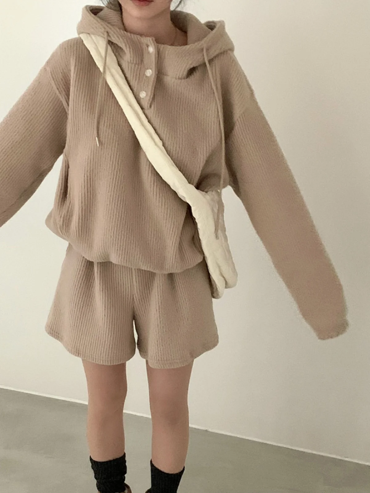 طقم نسائي شتوي عصري من قطعتين: هودي وشورت قصير، أزياء أنيقة تظهر الشباب ومتعددة الاستخدامات
