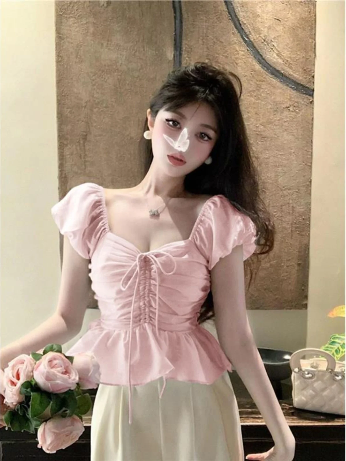 بلوزة نسائية زرقاء للتنحيف بأكمام منتفخة وتصميم كوري قصير مطوي بلون واحد للصيف