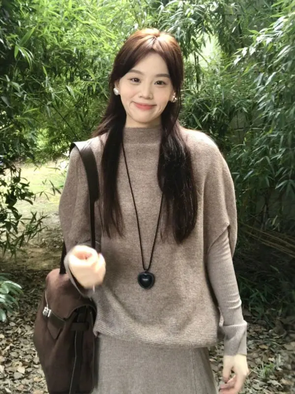 

Ретро-комплект из двух предметов: вязаное платье и пальто. Модный осенне-зимний комплект из хлопковой смеси с длинными рукавами и круглым вырезом.