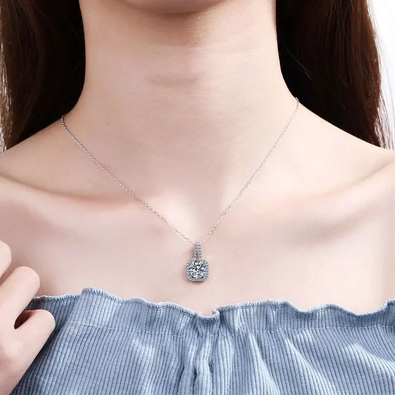 Elegant Design Fine Jewelry 0.5/1/2 Carat Moissanite Pendants Necklaces Square Gemstone Chain Platinum PT950 for Women Wedding
