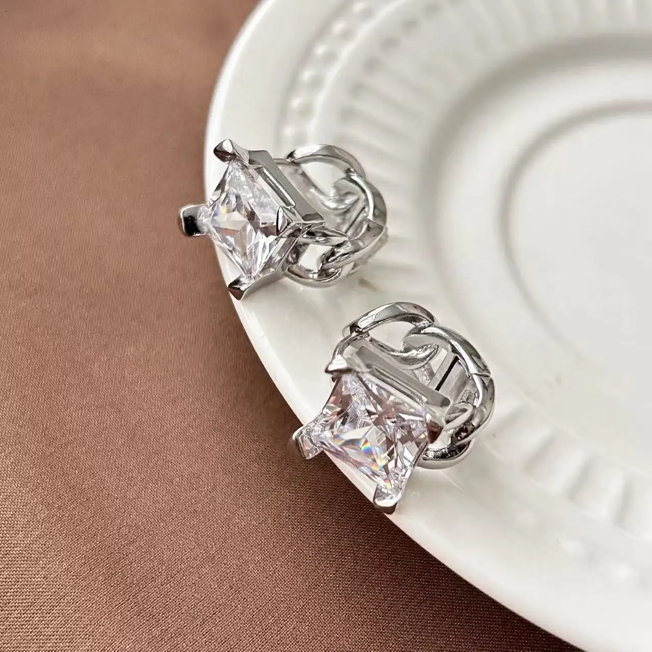 Premium sense with diamond stud earrings, niche design sense, metal sense, cold wind 2026 new trendy earrings, earrings for wome