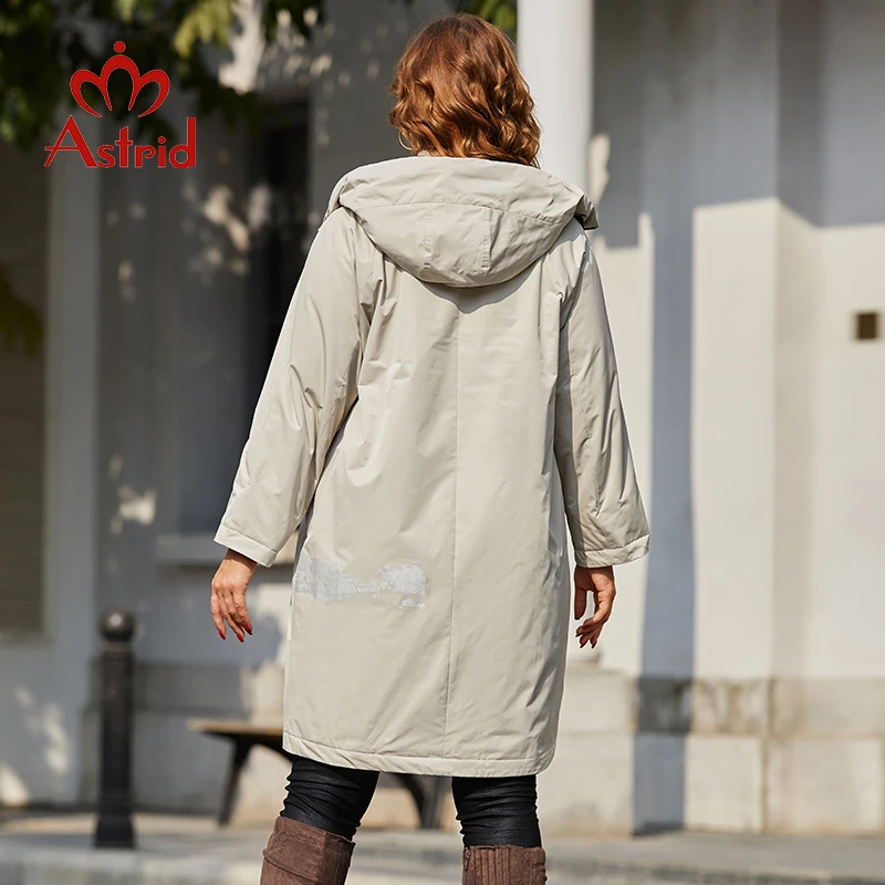 Astrid 2022 Mùa Xuân Nữ Parkas Plus Kích Thước Dài Màu Be Lót Xuống Áo Khoác Có Mũ Trùm Đầu Thời Trang Áo Khoác In Áo Khoác Ngoài Mền Chần Gòn AM-10177