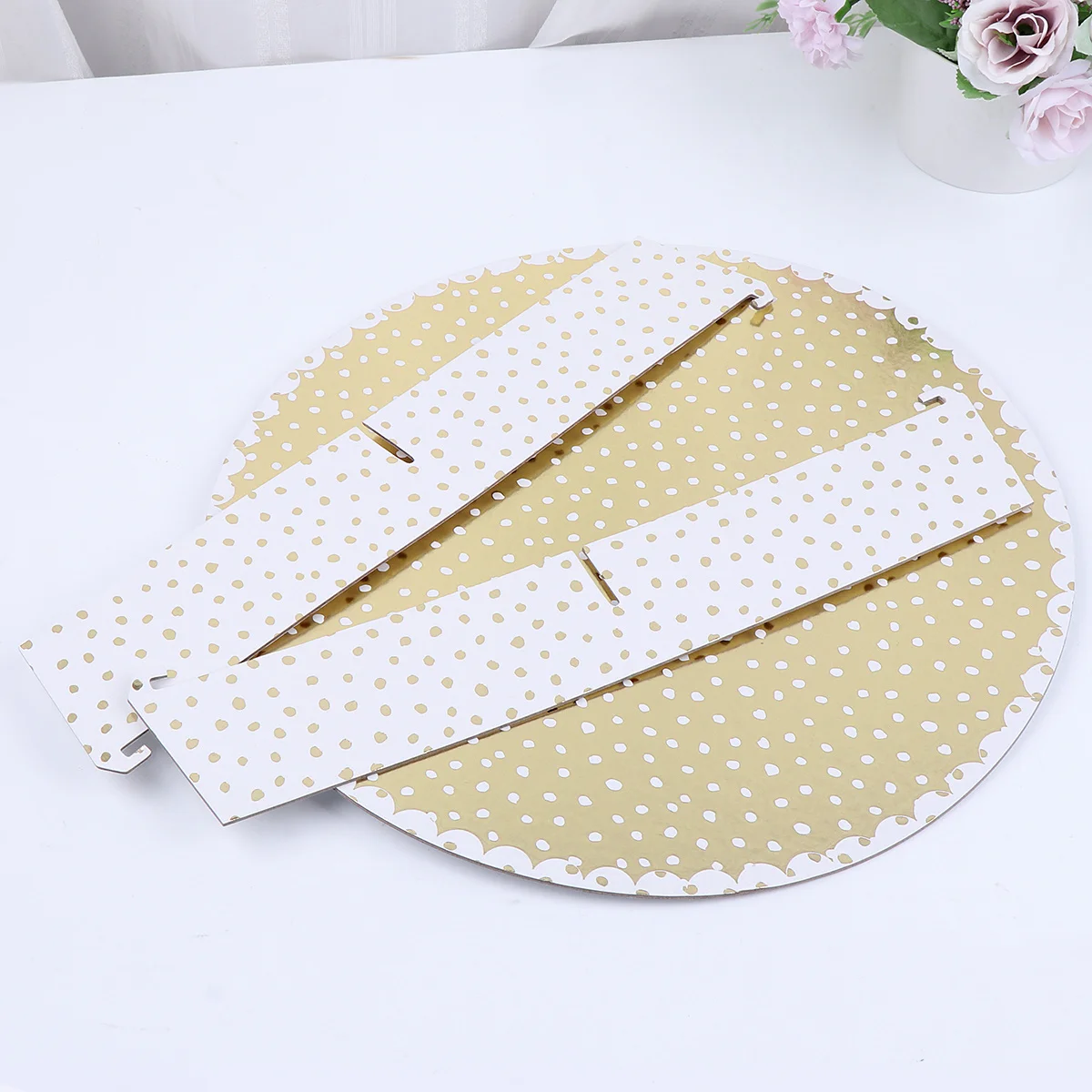 حامل كعك بنمط نقطة ذهبية قابل للطي حامل عرض ورقي مستدير للكب كيك الكعك والحلويات طبقة واحدة علاج للاستعمال مرة واحدة