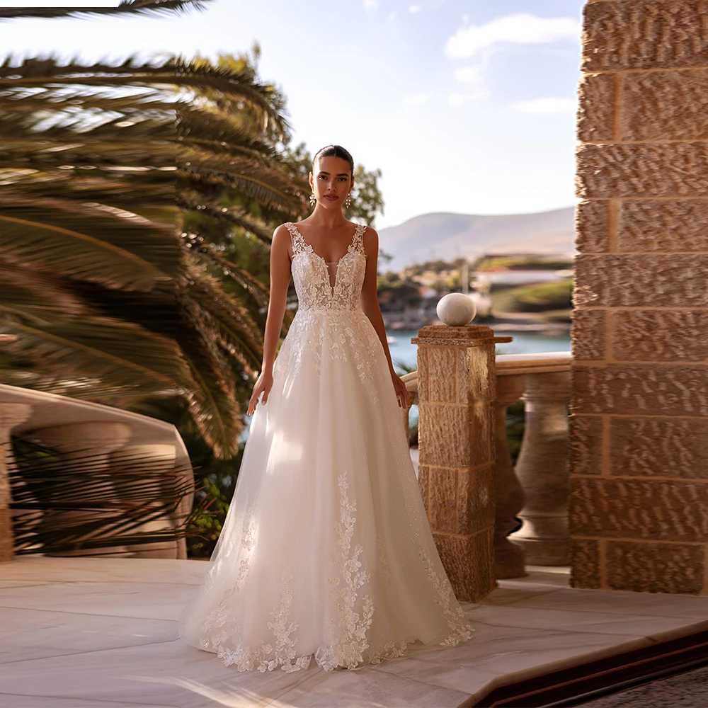 Suknie ślubne w kształcie litery A z tiulu z błyskotkami, dekolt w serek, aplikacje z cekinami, tren zamiatający, szyte na miarę.