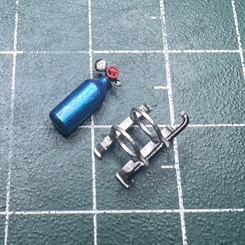 1Set 1/64 Scale Model Car Nitrous Bottle Kit Lenght 10mm Miniature NOS Bottles with Bracket for Garage Repair Shop Diorama Prop