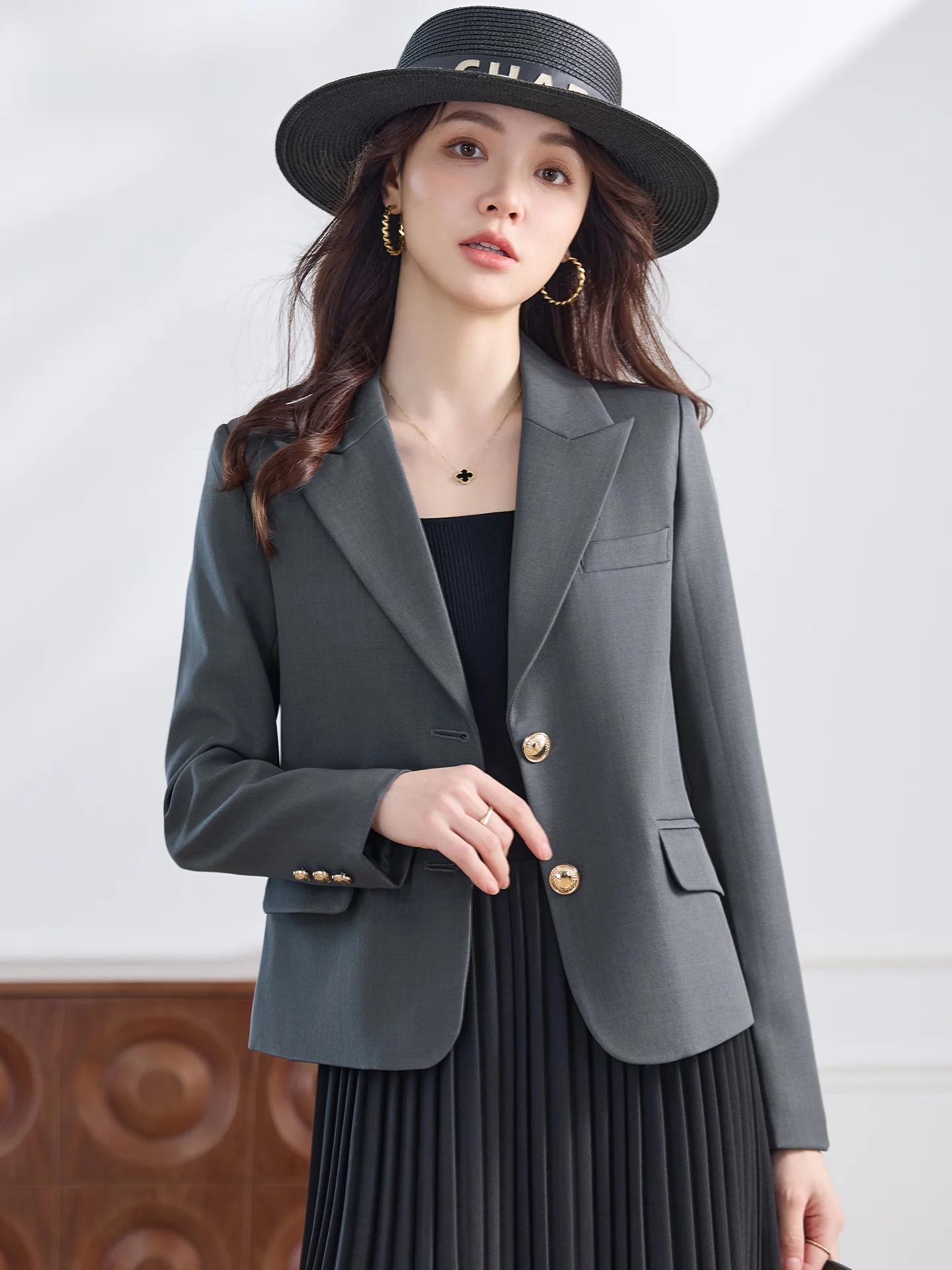 Gray Casual Short Women's Suit Jacket 2026 New Fashion Autumn Small Size Leisure Suit Set Commute Style Standard Version