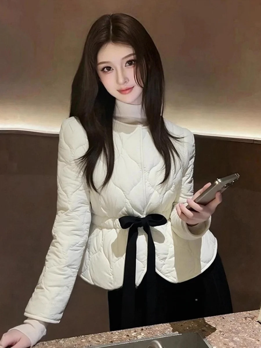 

Легкая женская зимняя куртка-пуховик белого цвета с бантом, корейский стиль, приталенный крой, длинная, на молнии