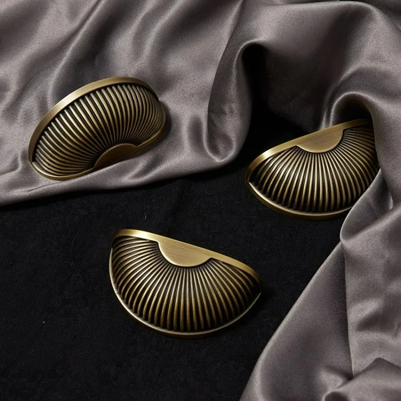 Französischer Antik-Bronze-Messinggriff für Schubladen, Kleiderschränke, Schuhschränke, Küchenmöbel, mittelalterlicher Muschelgriff – Detail 1